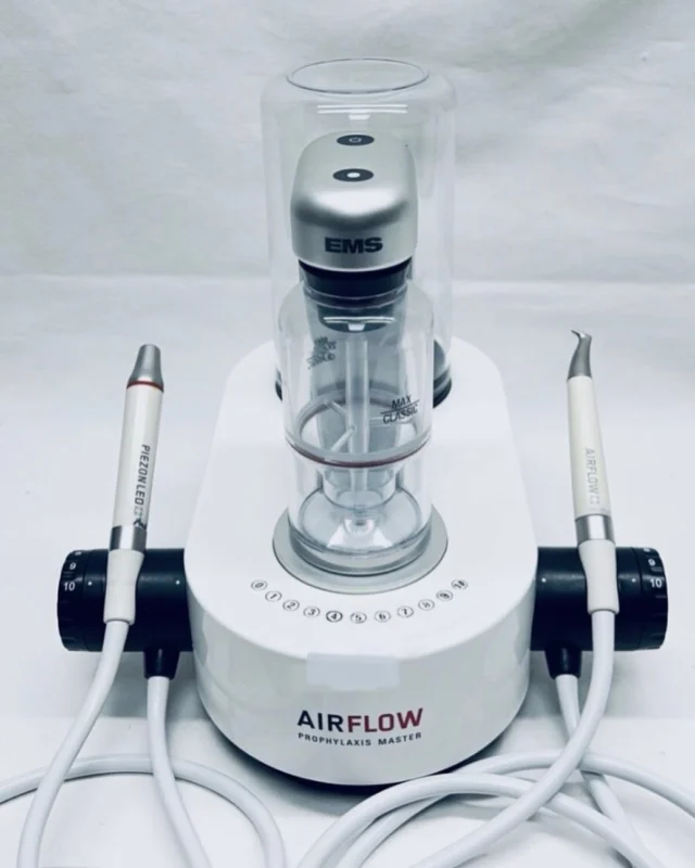 ¿ Conoces las VENTAJAS del uso del AIRFLOW EMS dental?

• Ultra efectividad. Este dispositivo permite la eliminación del biofilm bacteriano dental de una manera más precisa y completa, mejorando la calidad del resultado.

• Es una solución más indolora, atraumática y rápida que métodos tradicionales. Algo beneficioso especialmente para quienes padecen odontofobia.

• Reduce la sensibilidad dental gracias a su irrigador con agua tíbia y, por lo tanto, la necesidad de la utilización de anestesia.

• Una mejora para el mantenimiento del paciente periodontal.

• Permite una mayor y más segura descontaminación bacteriana de las superficies de los implantes y los tejidos que los rodean.

• Evita rayar o dañar la cerámica o composite de las rehabilitaciones protésicas.

Así pues, el sistema Airflow mejora la experiencia del paciente, reduce la sensibilidad dental y se obtienen unos resultados óptimos. 

¿A que esperas para probarlo?

#airflow #limpiezadental #tartectomia #mantenimientoperiodontal #profilaxis #sensibilidaddental #placabacteriana #prevencion #clinicadentalbarcelona #vallesvallesclinicadental